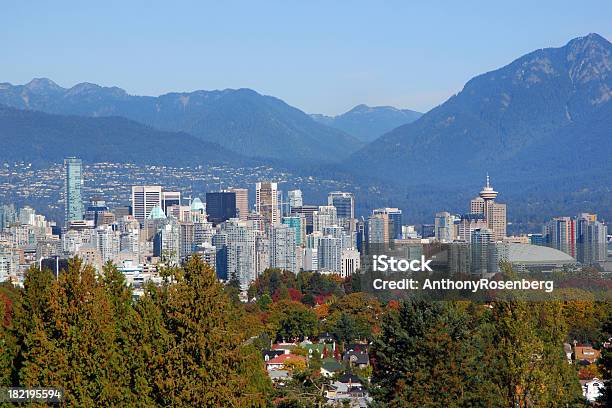 Otoño En El Centro De La Ciudad De Vancouver Foto de stock y más banco de imágenes de Montaña - Montaña, Panorama urbano, Vancouver - Canadá