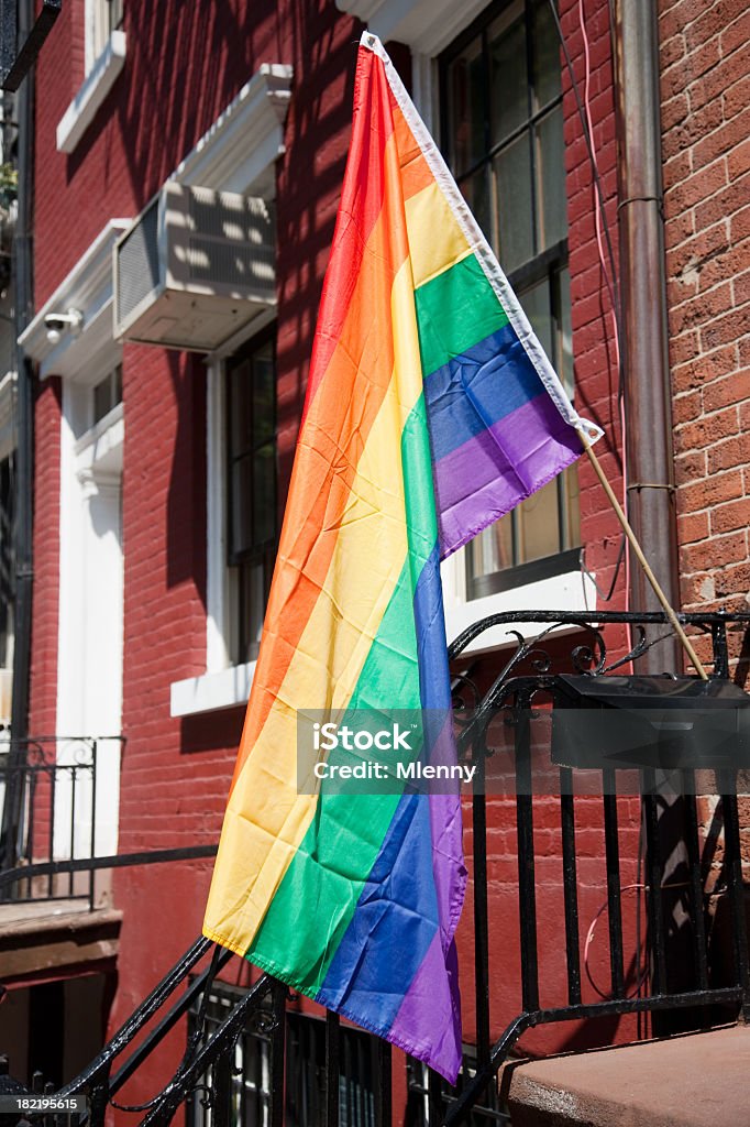 Bandiera arcobaleno di New York City Christopher Street giorno - Foto stock royalty-free di Pendere