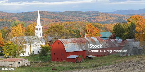 Vermont W Jesiennym - zdjęcia stockowe i więcej obrazów Bez ludzi - Bez ludzi, Dom - Budowla mieszkaniowa, Dom w gospodarstwie rolnym