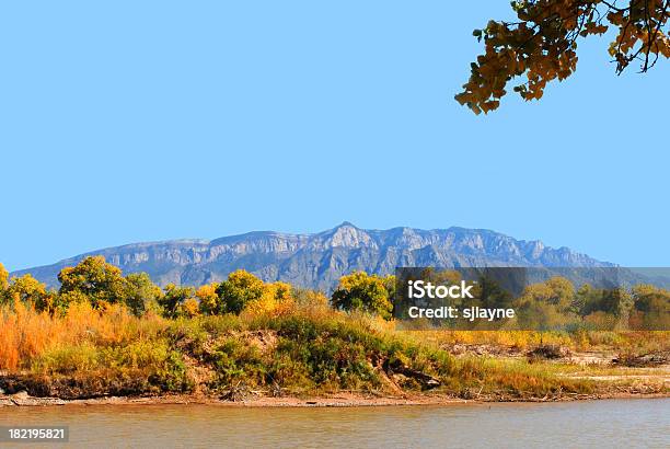 Montanhas Sandia E O Bosque - Fotografias de stock e mais imagens de Novo México - Novo México, Rio Grande - Rio, Albuquerque - Novo México