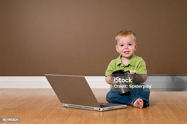 Foto de Toddller Com Laptop Segurando Uma Caneca De Café e mais fotos de stock de 12-17 meses - 12-17 meses, 18 a 23 meses, Aprender