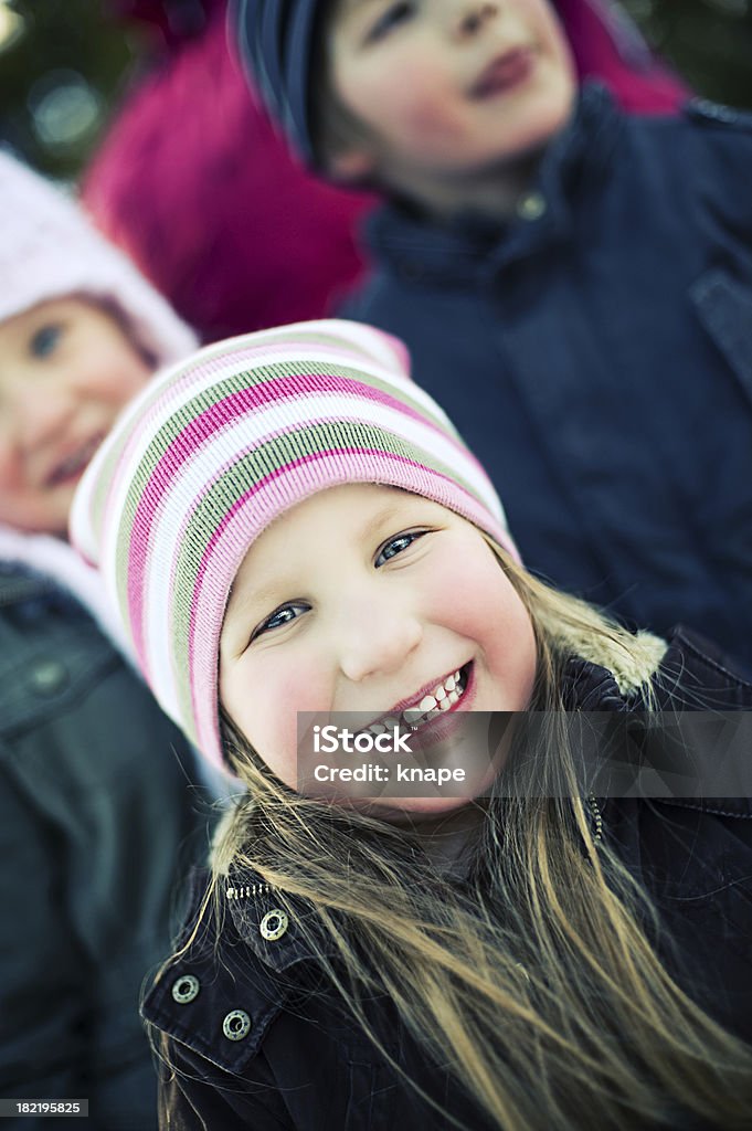 Menina com seus irmãos atrás dela - Foto de stock de 4-5 Anos royalty-free