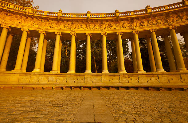 corintio columnas - column corinthian madrid europe fotografías e imágenes de stock