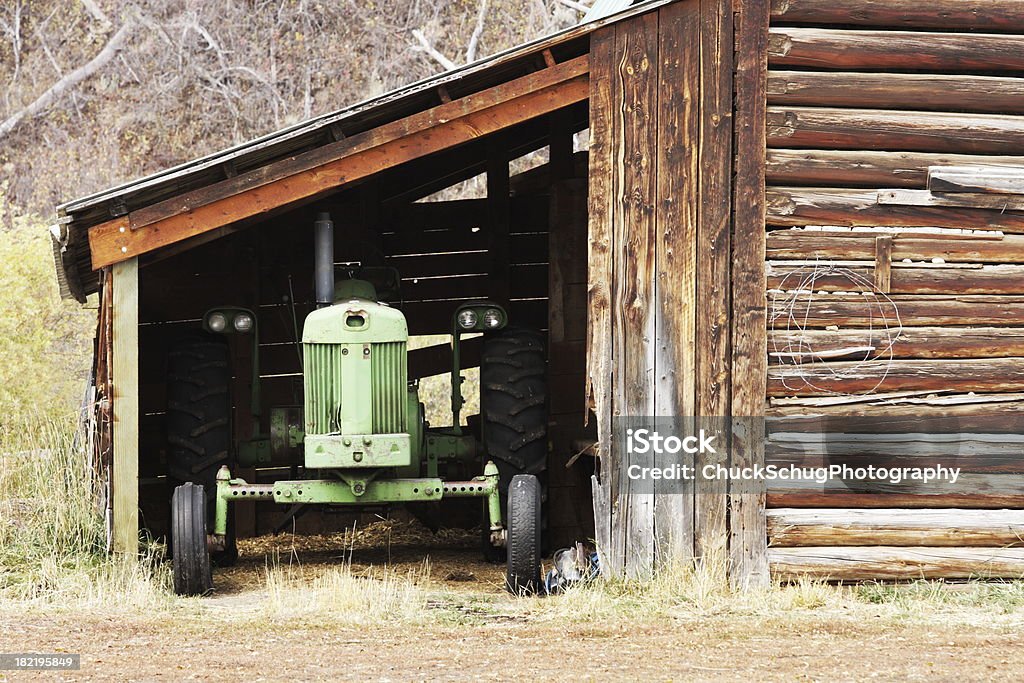 Equipos de agricultura Tractor Barn - Foto de stock de Ciudad pequeña estadounidense libre de derechos