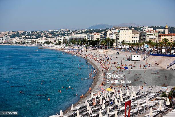 Playa En Niza Foto de stock y más banco de imágenes de Agua - Agua, Bandera, Casa