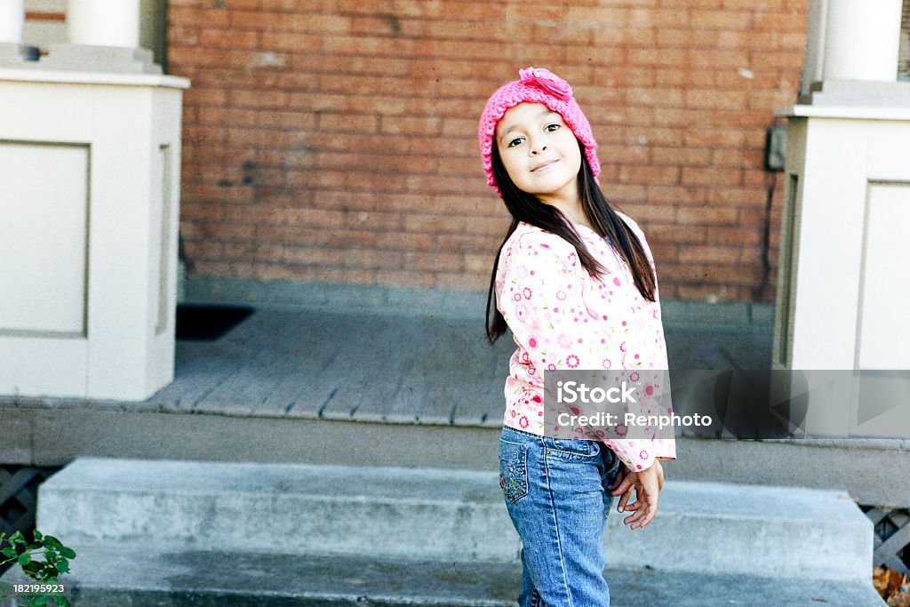 Милая маленькая девочка - Стоковые фото Выборочная фокусировка роялти-фри