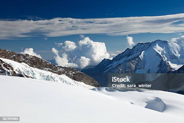 Montaña Picos En Un Día Soleado De Jungfraujoch En Suiza Foto de stock y más banco de imágenes de Aire libre