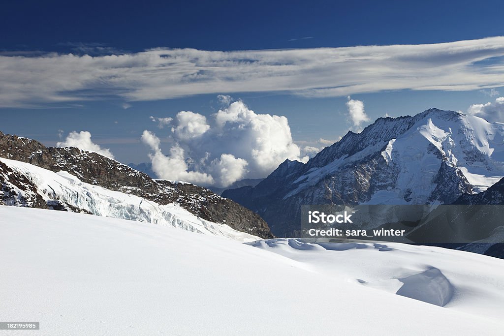Vette di montagna in una giornata di sole di Jungfraujoch in Svizzera - Foto stock royalty-free di Alpi
