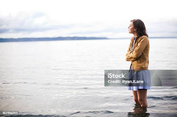 Mujer Joven Pensando Infantil En Agua Foto de stock y más banco de imágenes de 16-17 años - 16-17 años, 18-19 años, Admiración