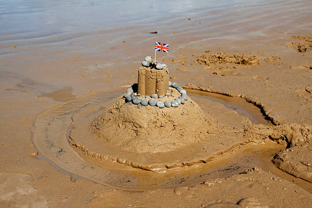 château de sable avec union jack - sandcastle beach norfolk sand photos et images de collection