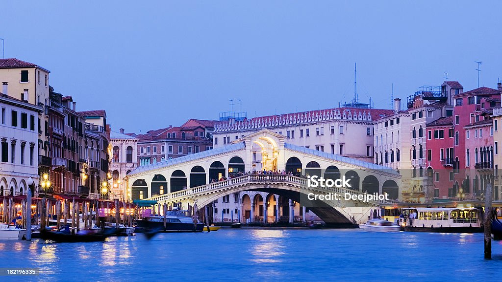 Puente de Rialto y el Gran Canal en Venecia Italia - Foto de stock de Anochecer libre de derechos