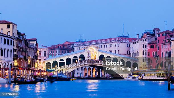 Puente De Rialto Y El Gran Canal En Venecia Italia Foto de stock y más banco de imágenes de Anochecer - Anochecer, Arquitectura, Azul