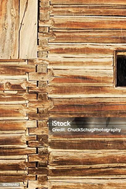 Log Cabin Barn Доска Фасад — стоковые фотографии и другие картинки Бревенчатый домик - Бревенчатый домик, Дерево - материал, Каркасная конструкция