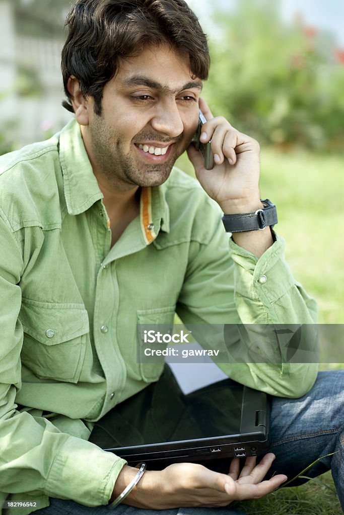 Casual jovem Homem falando no telefone no parque - Foto de stock de 25-30 Anos royalty-free