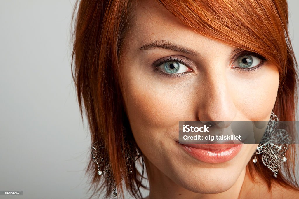 아름다운 웃는 여자 - 로열티 프리 귀걸이 스톡 사진