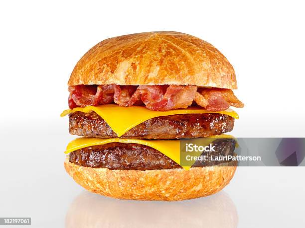 Photo libre de droit de Avec Cheeseburger Au Bacon banque d'images et plus d'images libres de droit de Cheeseburger au bacon - Cheeseburger au bacon, Cheeseburger, Objet ou sujet détouré