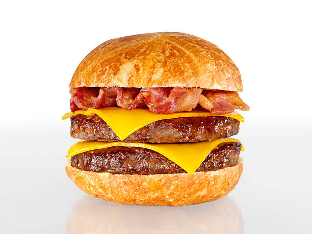 podwójny cheeseburger z bekonem - bacon cheeseburger zdjęcia i obrazy z banku zdjęć