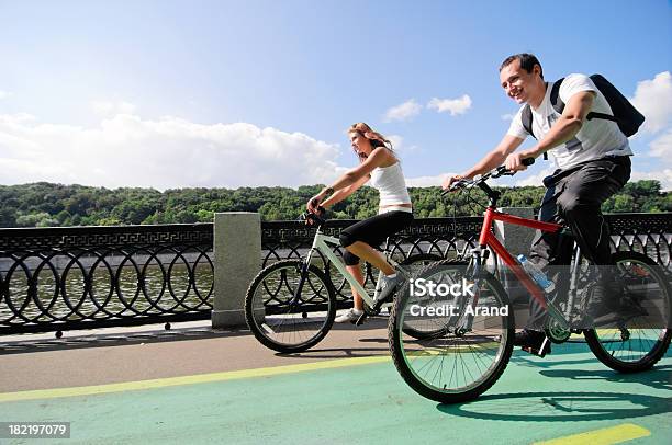 Cycling Stockfoto und mehr Bilder von Fahrradweg - Fahrradweg, Radfahren, Junge Frauen