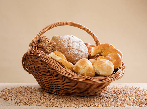 cesta com pão fresco assado - bread food basket sweet bun - fotografias e filmes do acervo