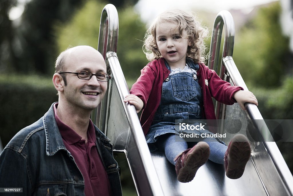 Süßes kleines Mädchen mit Vater oder Großvater Schiebetüren - Lizenzfrei 2-3 Jahre Stock-Foto