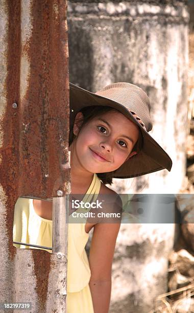 Foto de Menina Com Chapéu De Cowboy e mais fotos de stock de Deserto australiano - Deserto australiano, Austrália, Criança