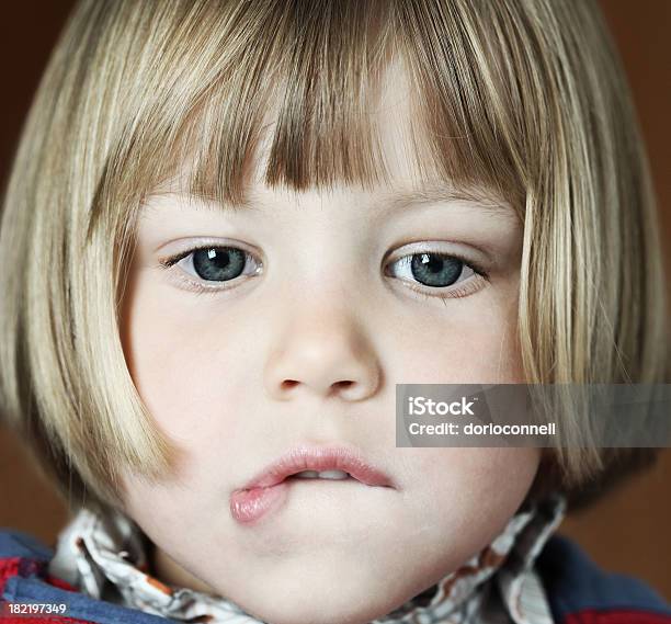 Qué Hacer Foto de stock y más banco de imágenes de Morderse el labio - Morderse el labio, Niño, Cabeza humana