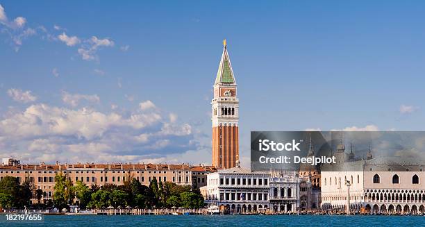 St San Marco E Campanile Torre A Venezia Italia - Fotografie stock e altre immagini di Acqua - Acqua, Ambientazione esterna, Architettura