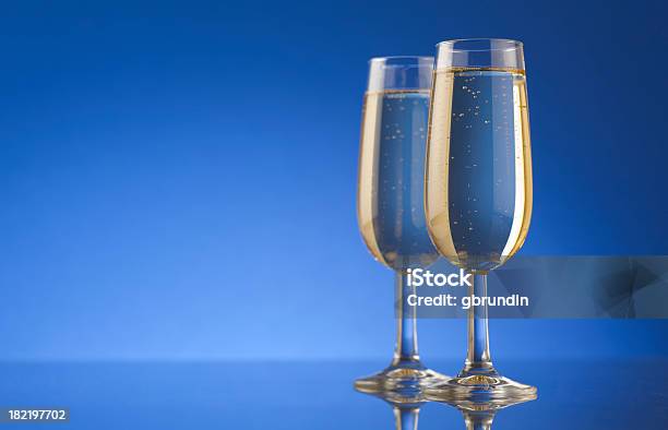 Champagnergläser Stockfoto und mehr Bilder von Alkoholisches Getränk - Alkoholisches Getränk, Blase - Physikalischer Zustand, Blau