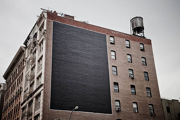 gran cartelera en la ciudad - valla publicitaria fotografías e imágenes de stock