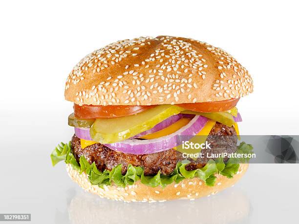 Photo libre de droit de Chargé Cheeseburger banque d'images et plus d'images libres de droit de Cheeseburger - Cheeseburger, Objet ou sujet détouré, Aliment