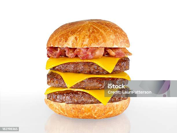 Foto de Triple Cheesebúrguer Com Bacon e mais fotos de stock de Alimentação Não-saudável - Alimentação Não-saudável, Branco, Carne