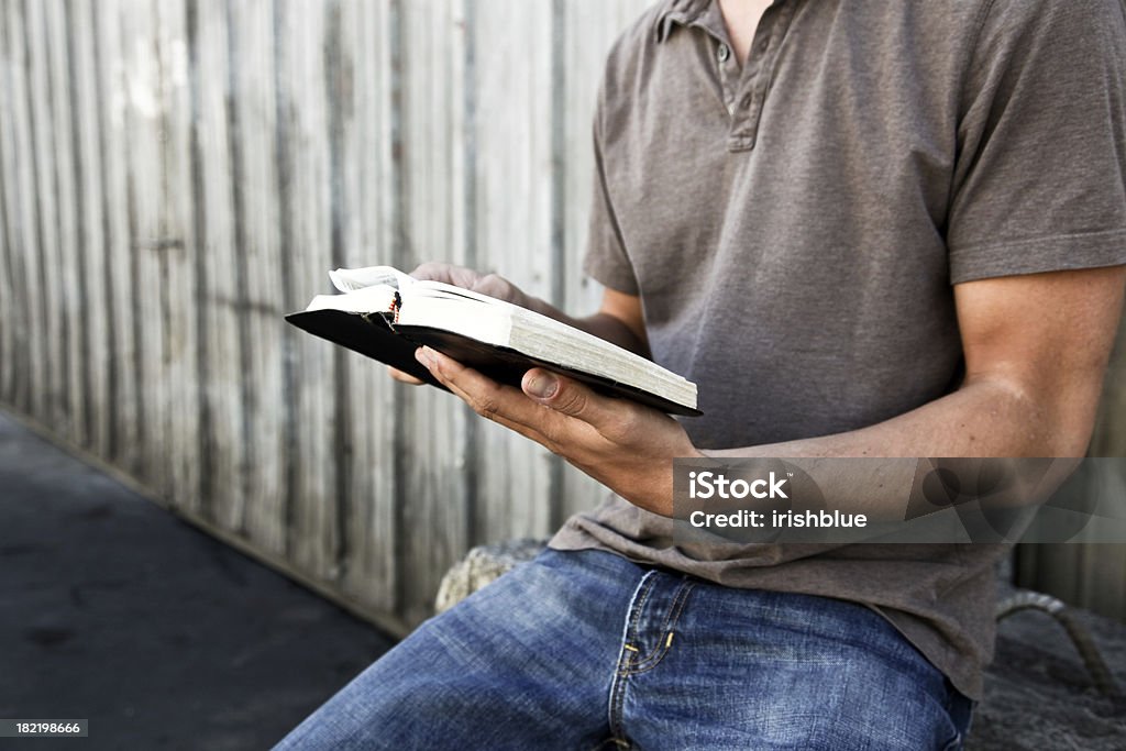 Mann liest die Bibel - Lizenzfrei Bibel Stock-Foto