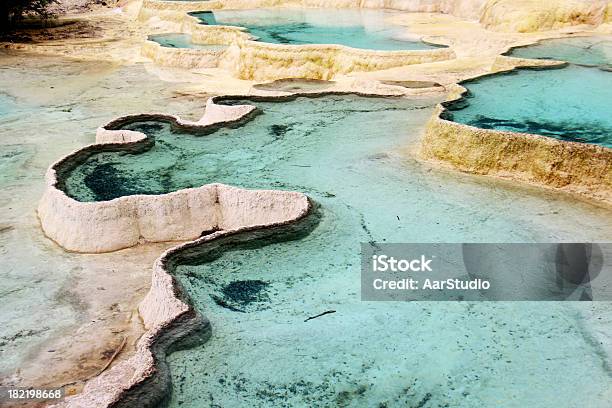 Huanglong Estanques Foto de stock y más banco de imágenes de Agua - Agua, Aire libre, Amarillo - Color