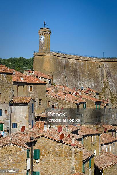 Foto de Antennas Na Cidade Medieval e mais fotos de stock de Antena - Equipamento de telecomunicações - Antena - Equipamento de telecomunicações, Antena de Televisão, Antena parabólica