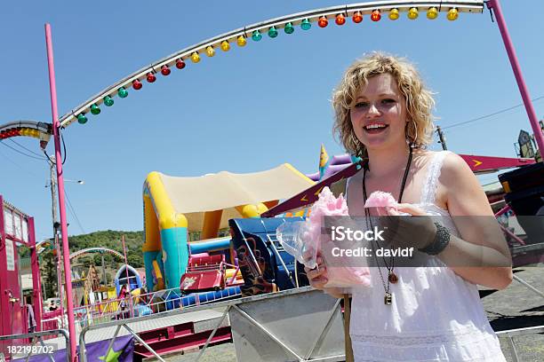 Fada Floss Do Parque De Diversões - Fotografias de stock e mais imagens de Algodão-Doce - Algodão-Doce, Alimentação Não-saudável, Atração de Parque de Diversão