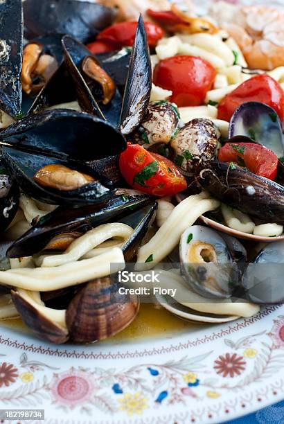 Włoski Makaron - zdjęcia stockowe i więcej obrazów Bliskie zbliżenie - Bliskie zbliżenie, Duża krewetka - owoce morza, Fotografika