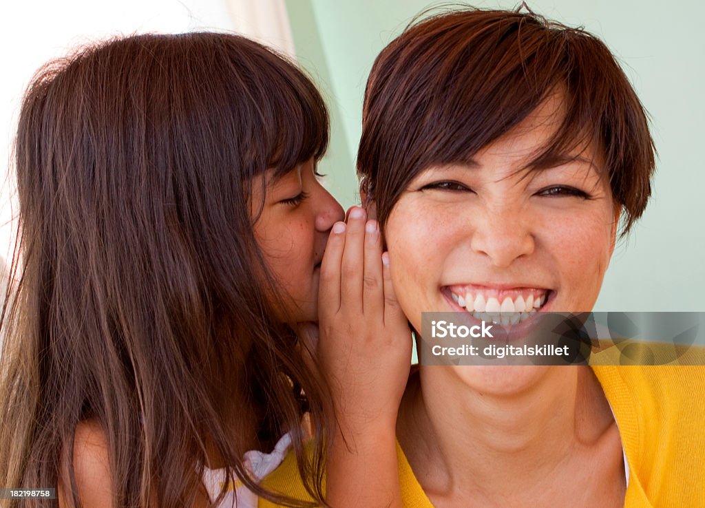 Madre e figlia che si diverte - Foto stock royalty-free di Adulto