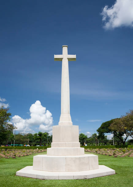 자이언트 앞에서 묘지 - kanchanaburi province sky cemetery thailand 뉴스 사진 이미지