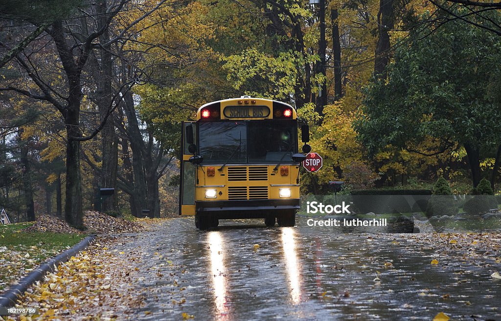 Autobus szkolny nawiązywanie Zatrzymanie do odbioru dla dzieci - Zbiór zdjęć royalty-free (Autobus szkolny)