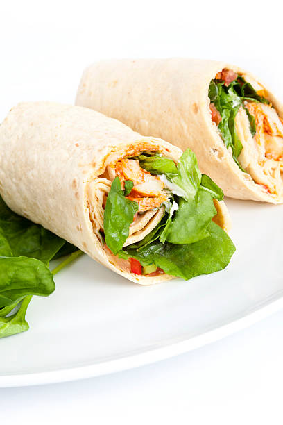 salade au poulet sandwich wrap - side salad tomato spinach lettuce photos et images de collection