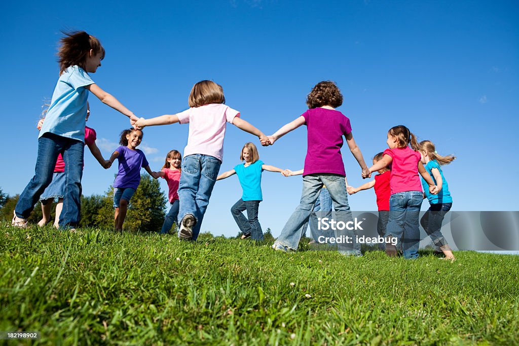 Heureuse filles tenant les mains dans un cercle et de Spinning - Photo de 4-5 ans libre de droits