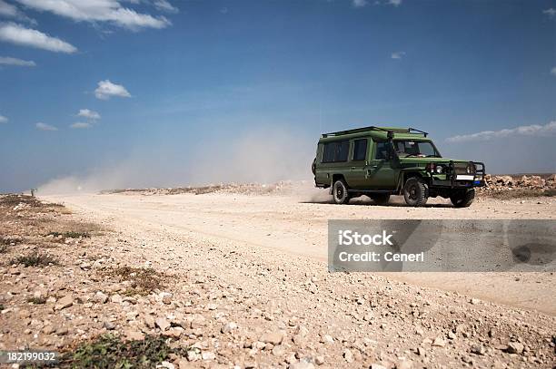 Foto de Safari Caminhão Em Uma Dirt Road Serengeti Tanzânia África e mais fotos de stock de Safári