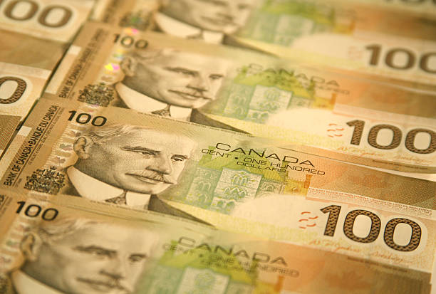 canadian $100 rechnungen futter in reihen - canadian dollars canada bill one hundred dollar bill stock-fotos und bilder