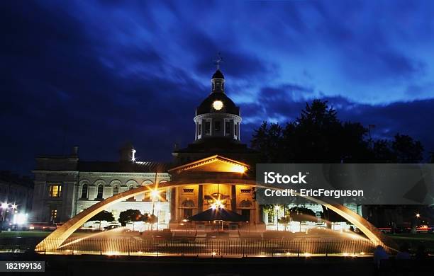 Kingston City Hall Y Confederación Park Fountain At Dusk Foto de stock y más banco de imágenes de Agua