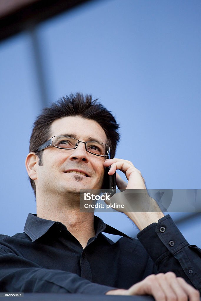 Человек с мобильного телефона за пределами - Стоковые фото Беспроводная технология роялти-фри
