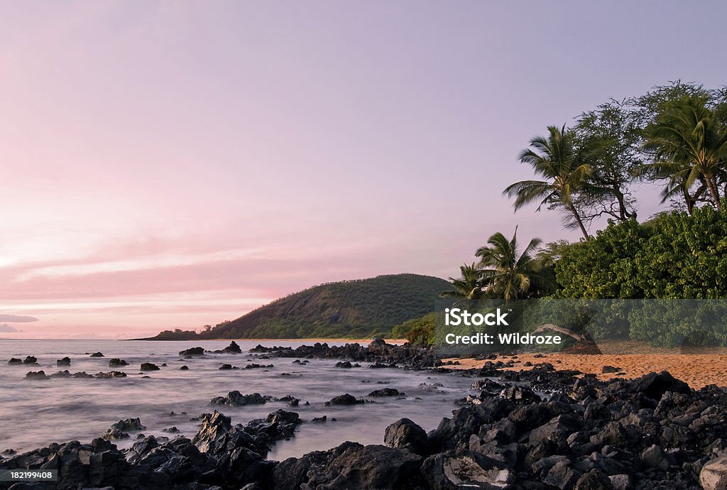 Maui praia iluminada pelo pôr-do-sol - Foto de stock de Areia royalty-free