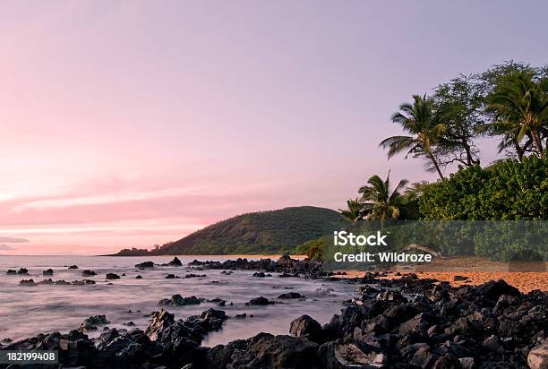 Foto de Maui Praia Iluminada Pelo Pôrdosol e mais fotos de stock de Areia - Areia, Beleza, Beleza natural - Natureza