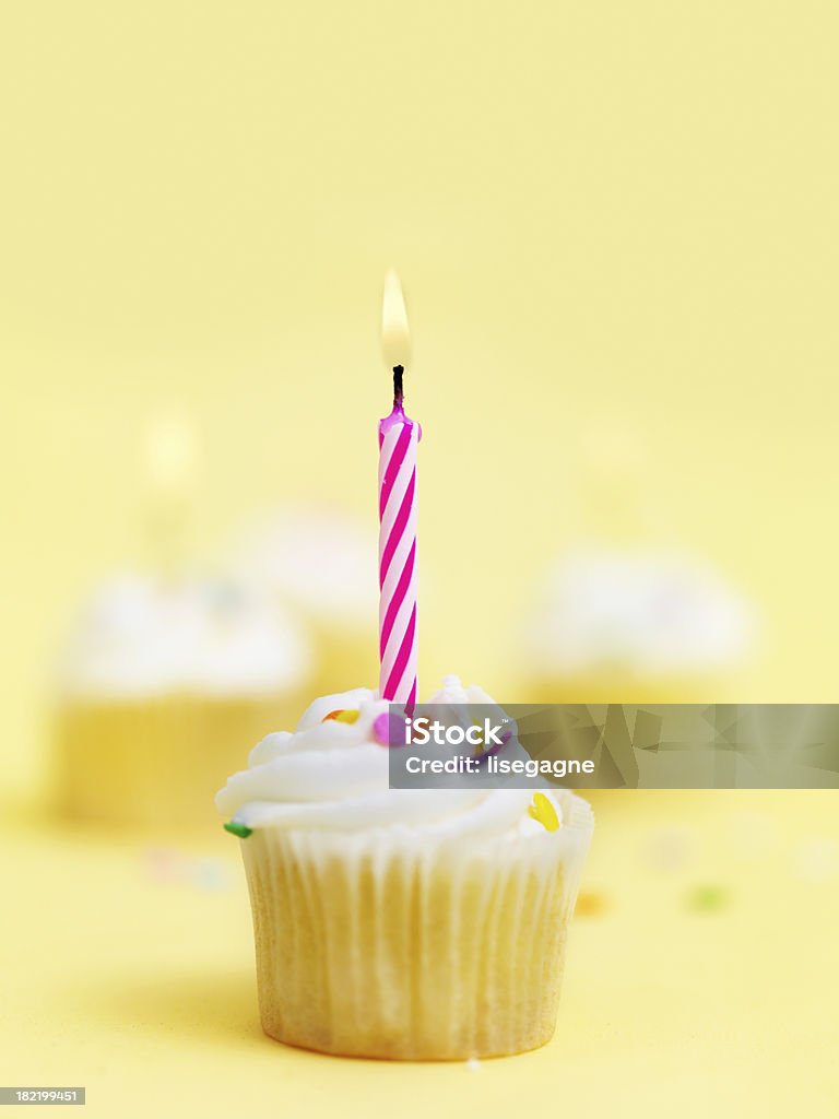 Magdalena con glaseado con velas cumpleaños - Foto de stock de Amarillo - Color libre de derechos