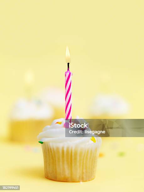 Bolinho Com Vela De Aniversário - Fotografias de stock e mais imagens de Amarelo - Amarelo, Bolinho, Bolo de Aniversário