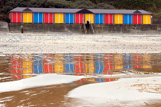 플라주 헛 (hut) 에서의 운용에 적합 및 반사 - beach hut beach cromer hut 뉴스 사진 이미지